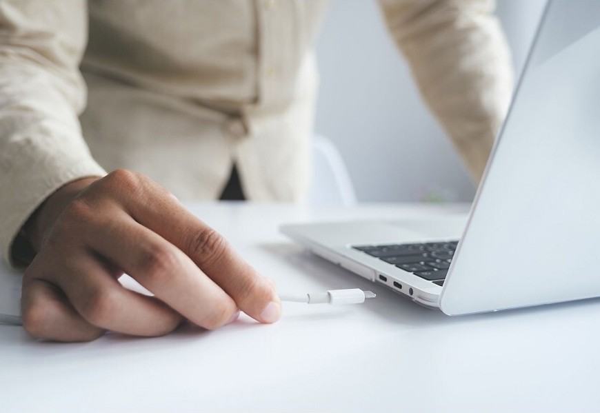 Ładowarki do laptopów – jak dopasować odpowiedni zasilacz do swojego laptopa?